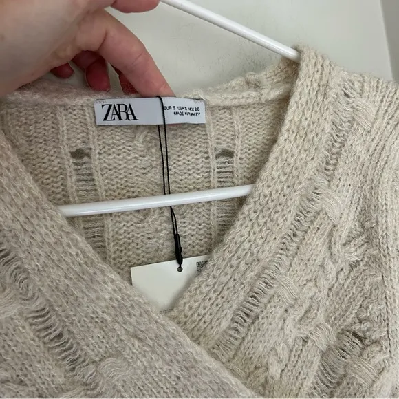 NWT 🔥Zara Asymmetric Cropped Knit Sweater Cream Size SMALL