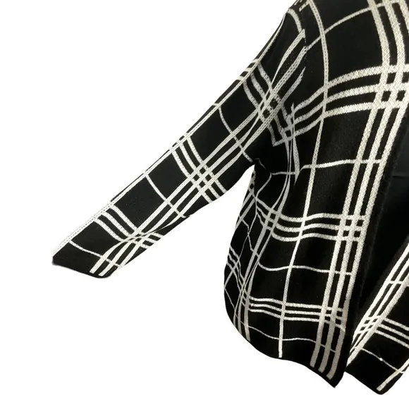 Oval Black and White Plaid Long Sleeve Plus Size Cardigan