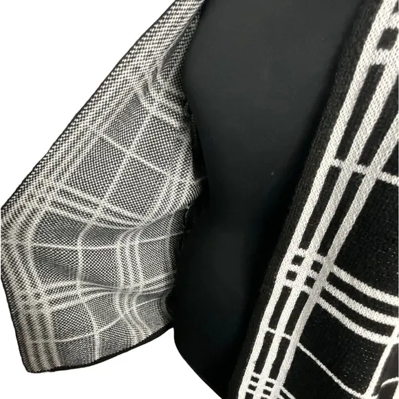 Oval Black and White Plaid Long Sleeve Plus Size Cardigan