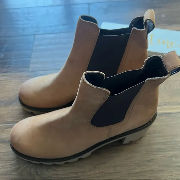 Paul Green Shasta Lug Sole Chelsea Boots NWT