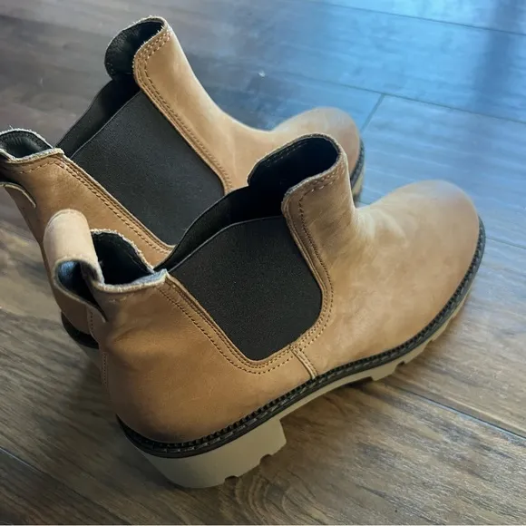 Paul Green Shasta Lug Sole Chelsea Boots NWT