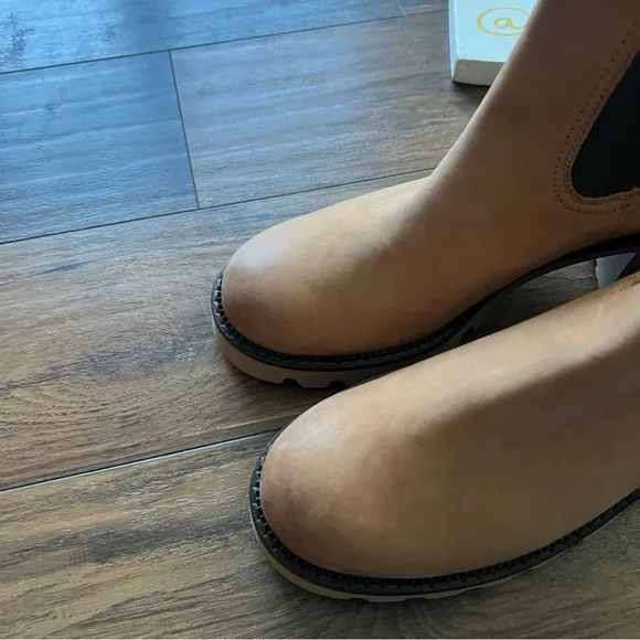 Paul Green Shasta Lug Sole Chelsea Boots NWT