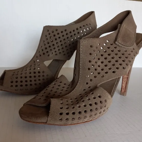 Pedro Garcia Peep Toe Sling Back Sandals Heels