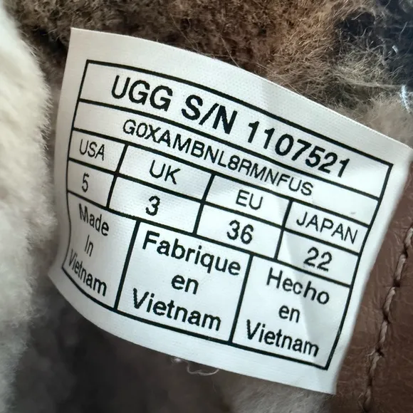 PRISTINE CONDITION UGG Classic Berge Boot Short Suede Size 5