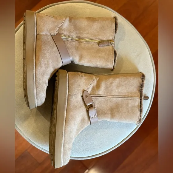 PRISTINE CONDITION UGG Classic Berge Boot Short Suede Size 5