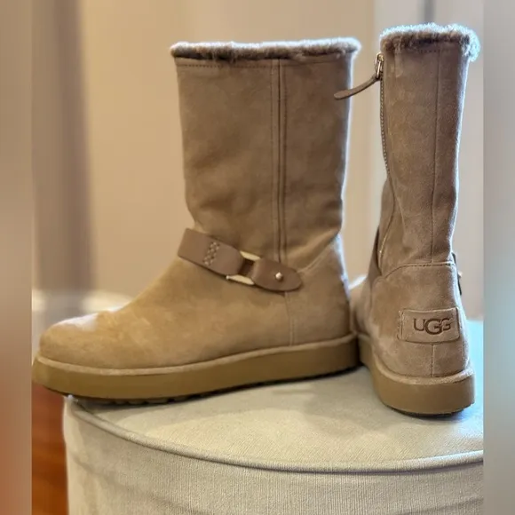 PRISTINE CONDITION UGG Classic Berge Boot Short Suede Size 5