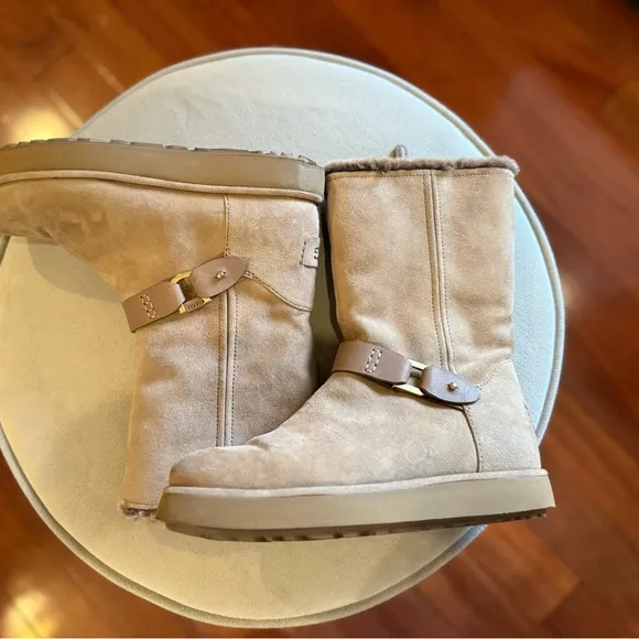 PRISTINE CONDITION UGG Classic Berge Boot Short Suede Size 5