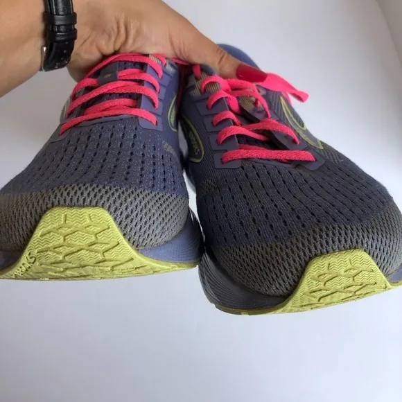 Purple and Pink Brooks Levitate 6 Running Shoes Size 10