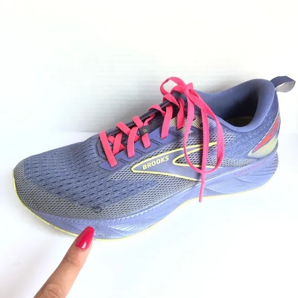 Purple and Pink Brooks Levitate 6 Running Shoes Size 10
