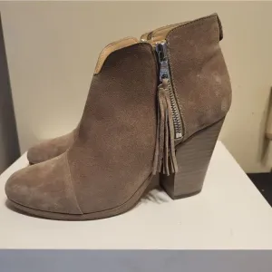 Rag &amp; Bone &quot;Margot&quot; Tan Luxe Suede Fringe Side Zips Ankle Boots sz.7/37 Ret $495