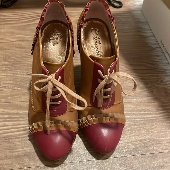 Rare anthro miss Albright Tan and Red Women's Heels 👠