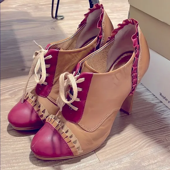 Rare anthro miss Albright Tan and Red Women's Heels 👠