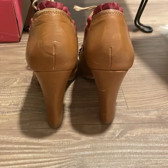Rare anthro miss Albright Tan and Red Women's Heels 👠
