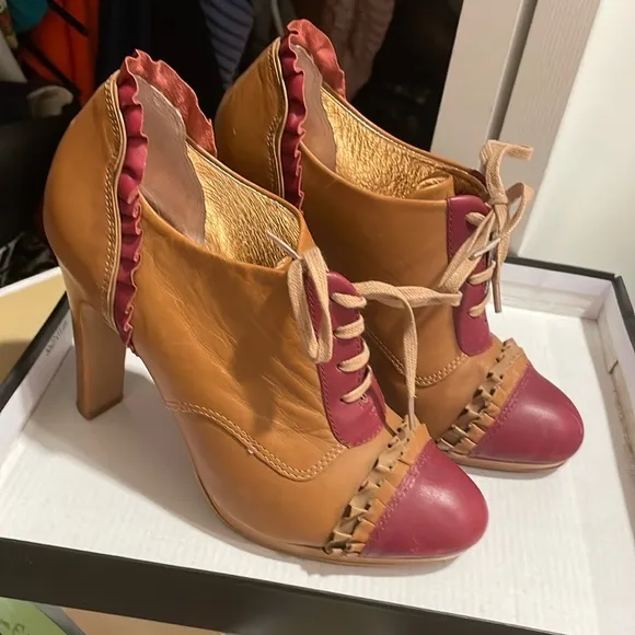 Rare anthro miss Albright Tan and Red Women's Heels 👠