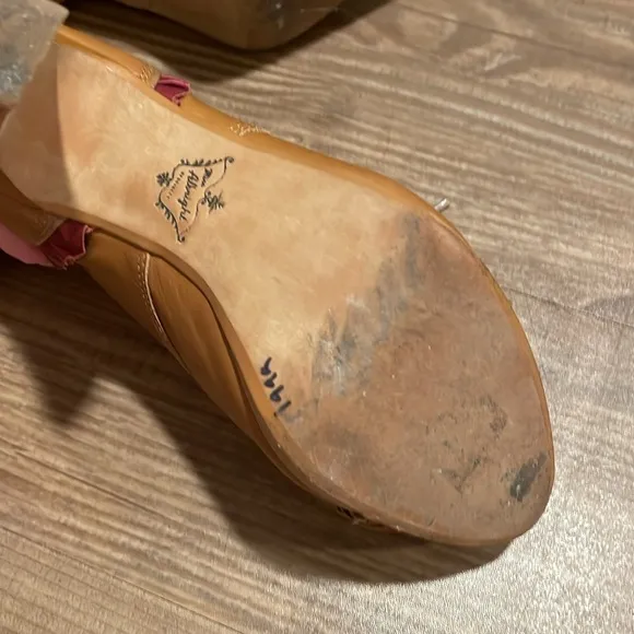 Rare anthro miss Albright Tan and Red Women's Heels 👠