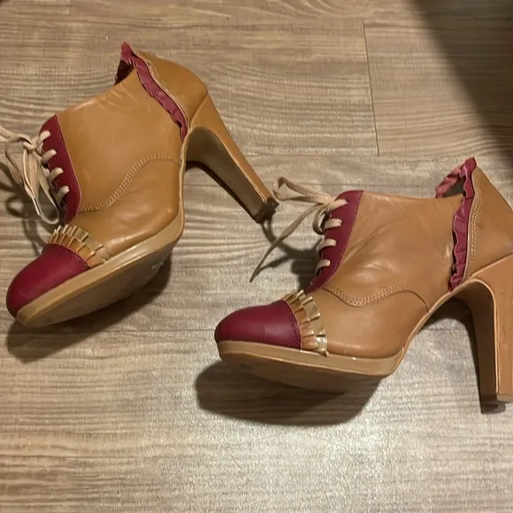 Rare anthro miss Albright Tan and Red Women's Heels 👠