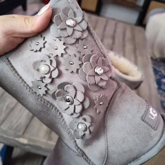 Rare UGG Classic Short Petal Seal Boots in Grey Size Woman's 8