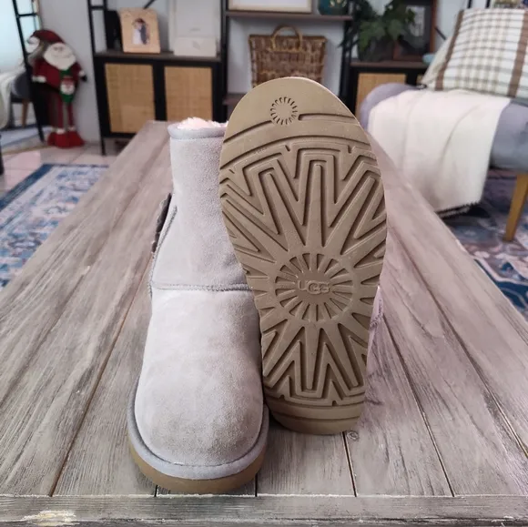 Rare UGG Classic Short Petal Seal Boots in Grey Size Woman's 8