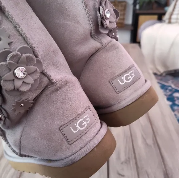 Rare UGG Classic Short Petal Seal Boots in Grey Size Woman's 8