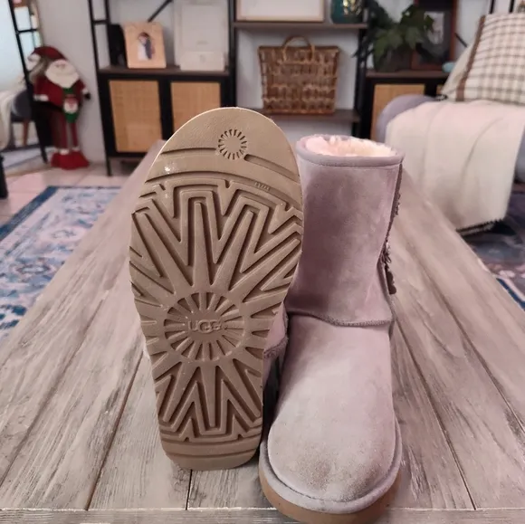 Rare UGG Classic Short Petal Seal Boots in Grey Size Woman's 8
