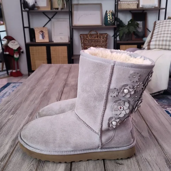 Rare UGG Classic Short Petal Seal Boots in Grey Size Woman's 8