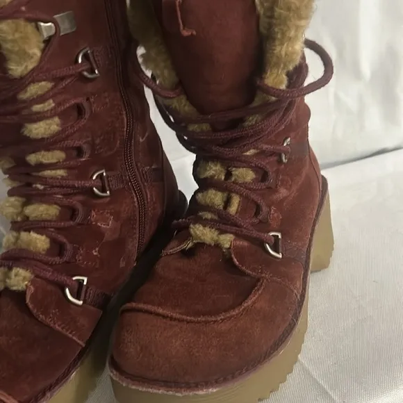 Report VTG y2k Red Suede Sleigh Chunky Winter Platform Boots w/ Faux Fur Trim 6