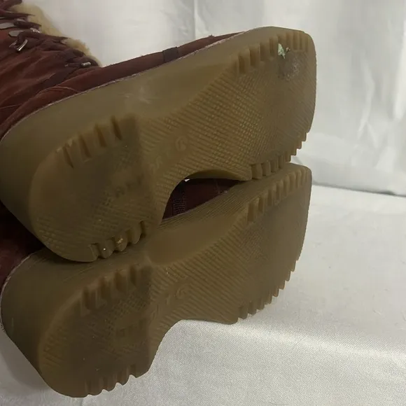 Report VTG y2k Red Suede Sleigh Chunky Winter Platform Boots w/ Faux Fur Trim 6