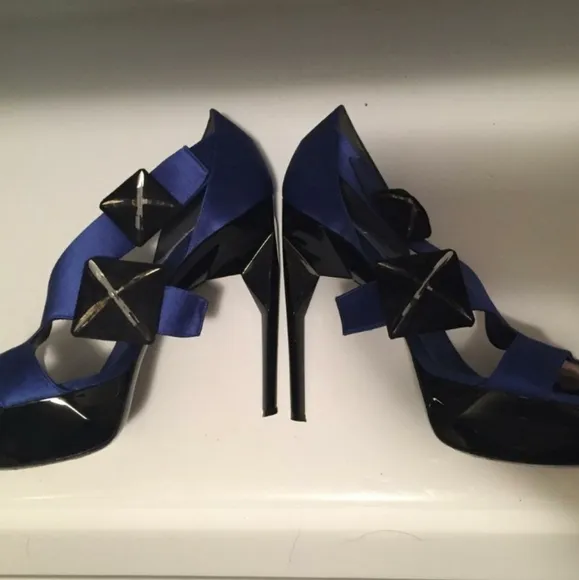 ROGER VIVIER Stunning Avante Garde Platform Heels