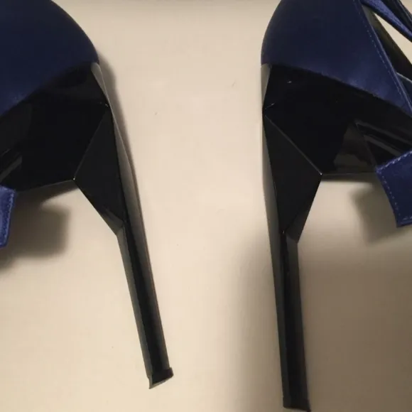 ROGER VIVIER Stunning Avante Garde Platform Heels