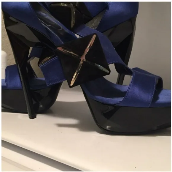 ROGER VIVIER Stunning Avante Garde Platform Heels