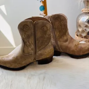 Roper women's short stuff boot - 7&quot; zipper shaft. Size 7 NWOB