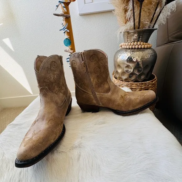 Roper women's short stuff boot - 7&quot; zipper shaft. Size 7 NWOB
