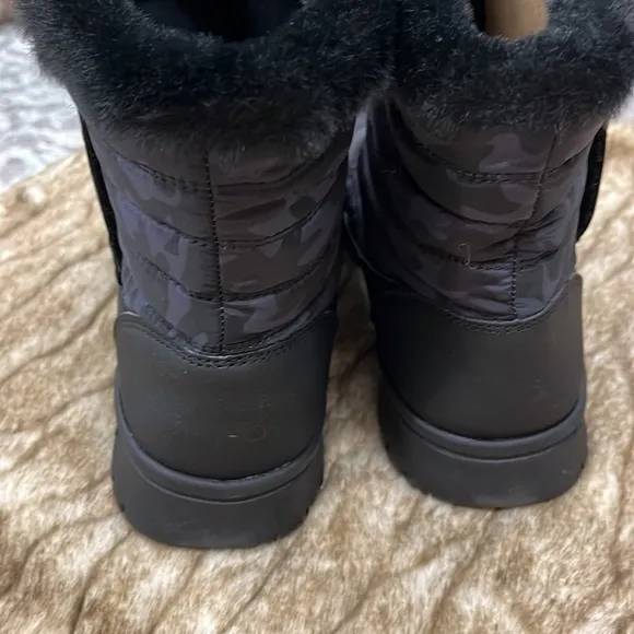 Ryka Suzy Black Camo Water Repellent Boots 8