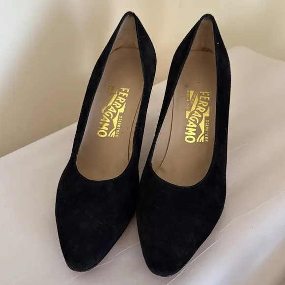 Salvatore Ferragamo Black Suede Leather Pumps Heels Size 8.5 Med Italy Classic