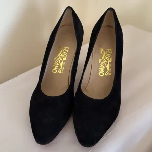 Salvatore Ferragamo Black Suede Leather Pumps Heels Size 8.5 Med Italy Classic