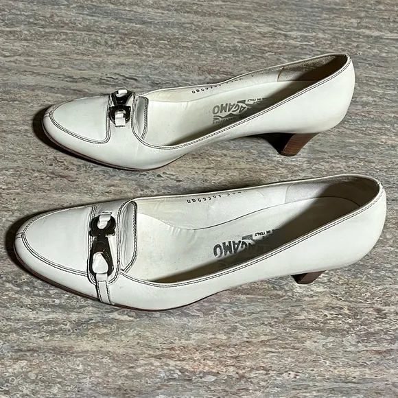 Salvatore Ferragamo vintage beige kitten heels shoes