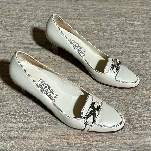 Salvatore Ferragamo vintage beige kitten heels shoes