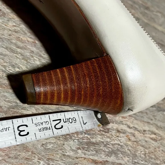 Salvatore Ferragamo vintage beige kitten heels shoes