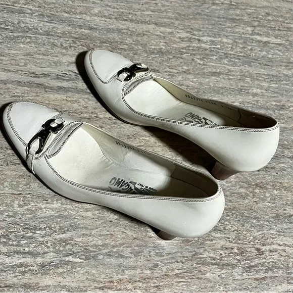 Salvatore Ferragamo vintage beige kitten heels shoes
