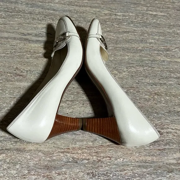 Salvatore Ferragamo vintage beige kitten heels shoes