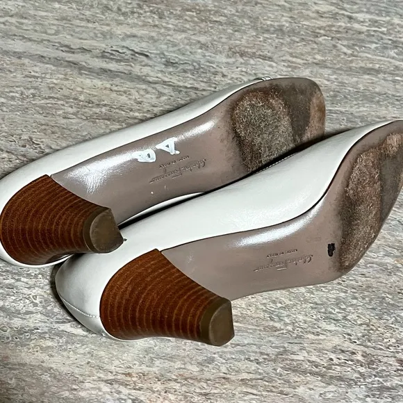 Salvatore Ferragamo vintage beige kitten heels shoes