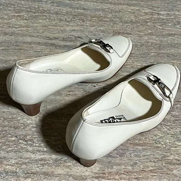 Salvatore Ferragamo vintage beige kitten heels shoes