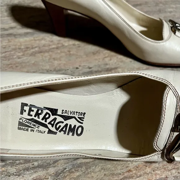 Salvatore Ferragamo vintage beige kitten heels shoes