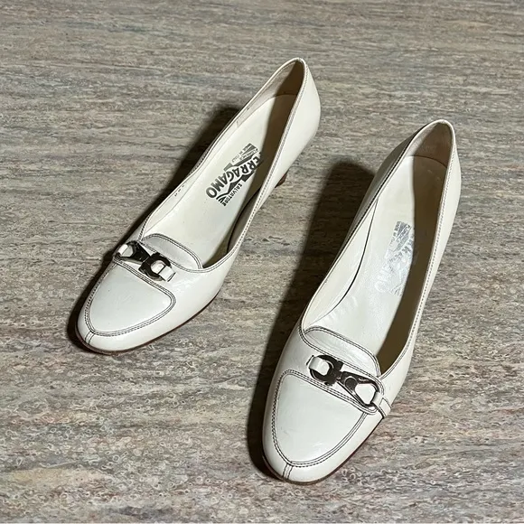 Salvatore Ferragamo vintage beige kitten heels shoes