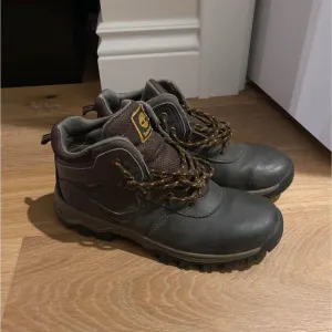 Size 5.5/7.5 Timberland Hiking boots, size 5.5/7.5 youth boots