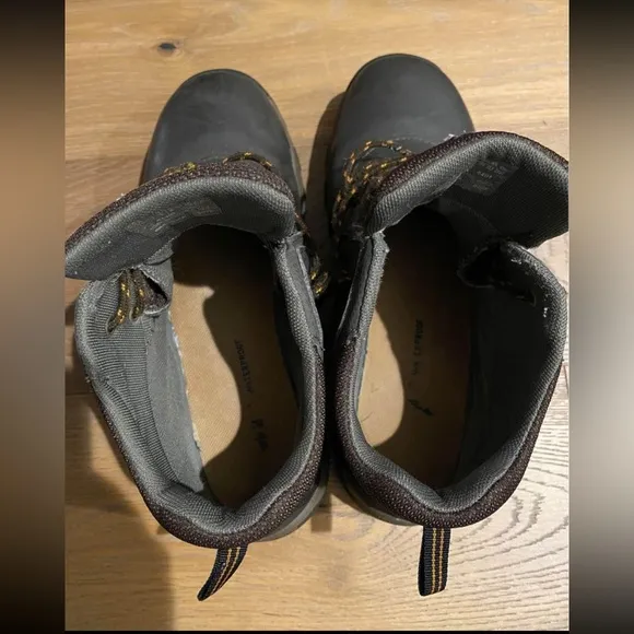 Size 5.5/7.5 Timberland Hiking boots, size 5.5/7.5 youth boots