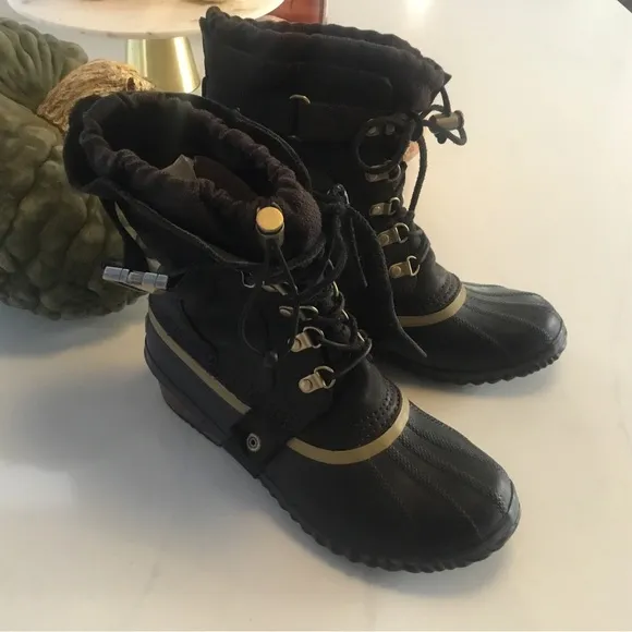 Sorel Conquest Carly Short Boots-Various sizes