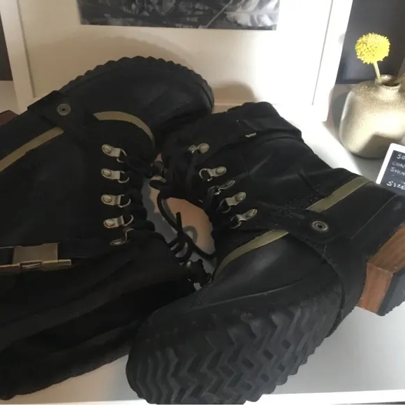 Sorel Conquest Carly Short Boots-Various sizes