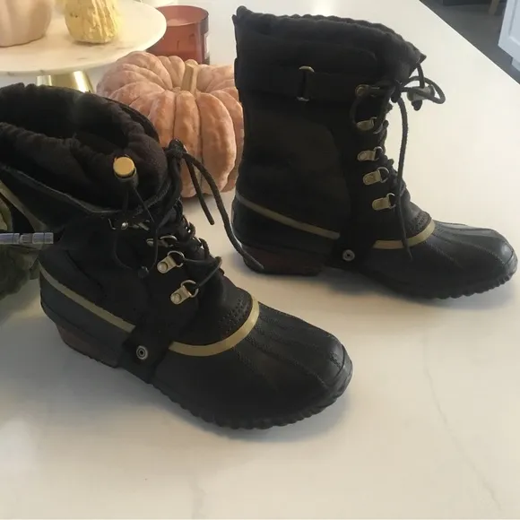Sorel Conquest Carly Short Boots-Various sizes