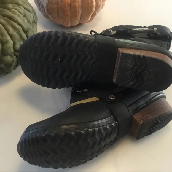 Sorel Conquest Carly Short Boots-Various sizes